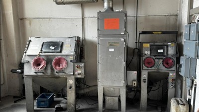 2 Sandstrahlanlagen mit insgesamt 1 Absaugung Strahlboss